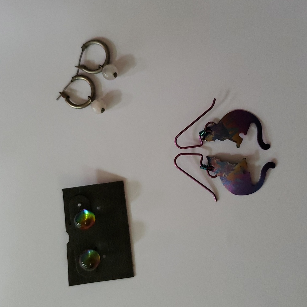 3 pairs of nice vintage earrings - kitties, quartz and crystals